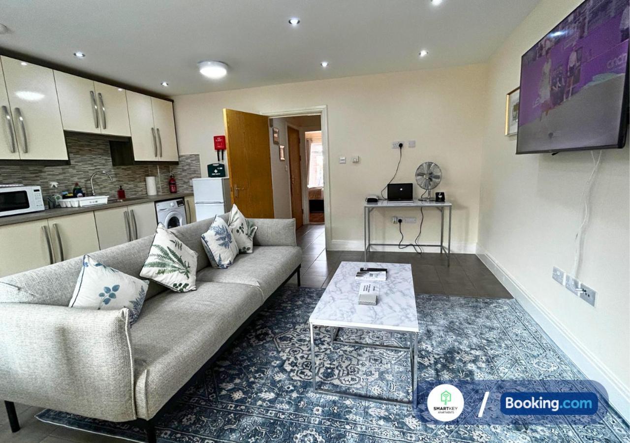 Modern 2 Bed 2 Bath Apartment Free Parking ワトフォード エクステリア 写真